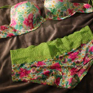 Victoria's Secret Intimates & Sleepwear - Very Sexy - push up 32c and Medium cheeky panty Victoria's Secret Intimates & Sleepwear - Very Sexy - push up 32c and Medium cheeky panty